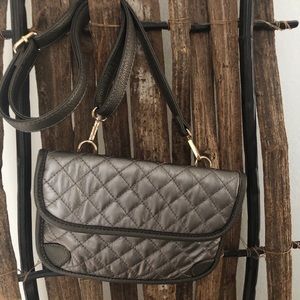 Crossbody bag. Silver quilted.
